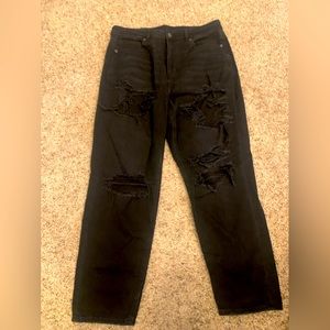 Women’s American Eagle mom jeans . Black/distressed . Excellent condition!